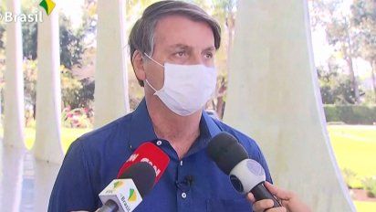 FOTO: Bolsonaro en el momento que confirma su positivo de Covid-19 ante la prensa.