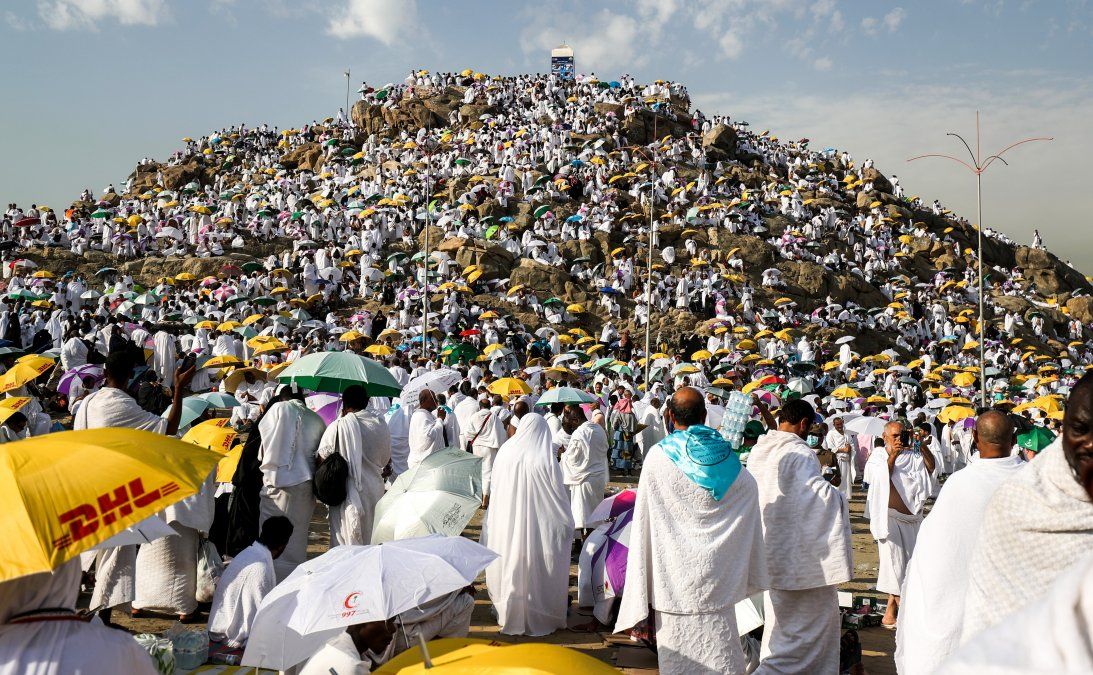 Peregrinos musulmanes se reúnen en el Monte Arafat conocido como Monte de la Misericordia al sureste de la ciudad sagrada de La Meca.