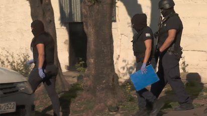 incautan 40 ladrillos de pasta base y 30.000 dolares en un auto en santiago vazquez