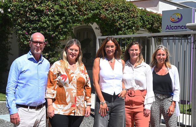 Director de Alcance Gabriel García, gerente general María Inés García, Claudia Fernández, gerenta de Experiencia de Servicios Alejandra García y Claudia García