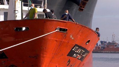otro pesquero llego al puerto con caso covid; hay 20 en cuarentena