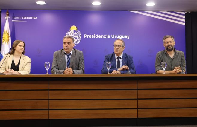 El presidente Yamandú Orsi encabezó la conferencia junto al ministro de Educación y Cultura, José Carlos Mahía, la directora de la institución, Rocío Schiappapietra, y el referente del proyecto, por la Oficina de Planeamiento y Presupuesto, Gabriel Calderón.&nbsp; Foto: Foco UY