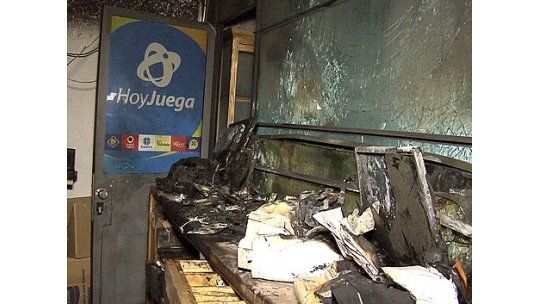 Quiso robar, prendió fuego el local y se fue desnudo y sin dinero