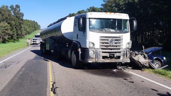 tres mujeres murieron y un hombre quedo herido tras choque entre un camion y un auto en colonia