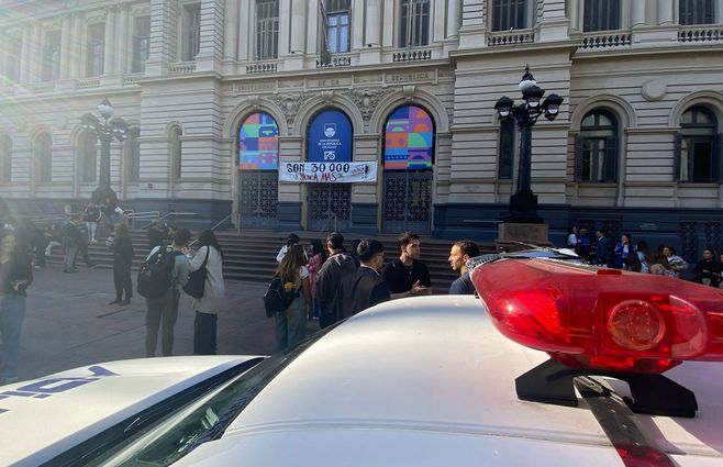 Udelar-Facultad-de-Derecho-policía-amenaza-foto-Pelu.jpg