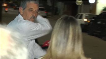 investigacion de urgencia por alcalde condenado que salio sin esposas y amenazo a una periodista