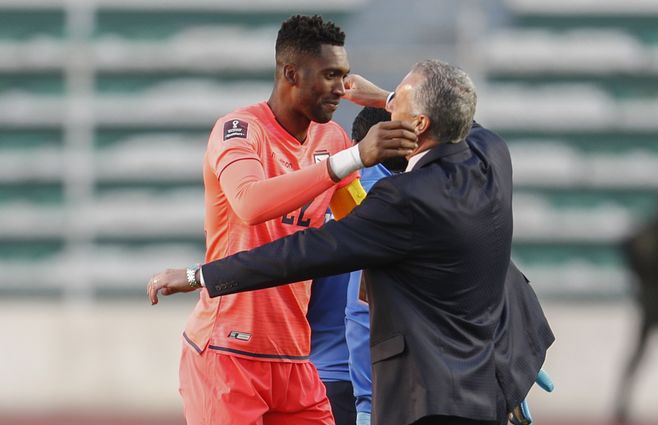 El arquero Alexander Domínguez se abraza con el técnico de Ecuador, Gustavo Alfaro. Tras la derrota en la primera fecha en Buenos Aire, los ecuatorianos le ganaron a Uruguay de local y ahora a Bolivia.&nbsp;