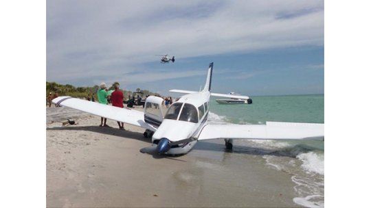 Aterrizaje de emergencia en playa de EE.UU deja un bañista muerto