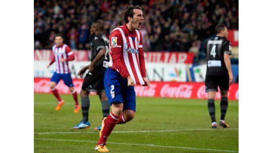 Otro gol de Godín para el Atlético que quedó primero en la tabla