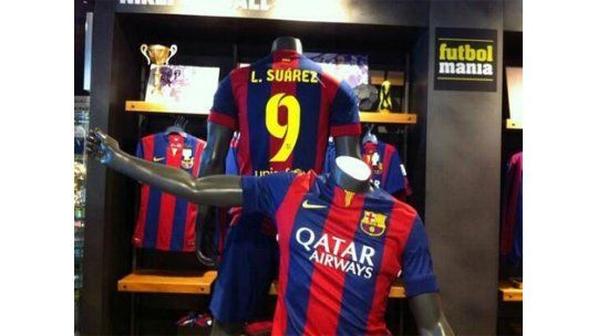 Ya venden camisetas de Barcelona con el nombre de Suárez