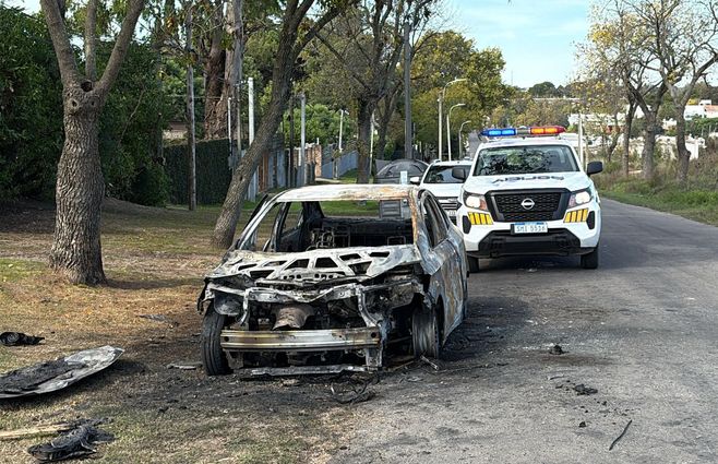 Foto: Mª. Eugenia Scognamiglio, Subrayado. Auto incendiado, investigan si fue el usado por los tiradores.