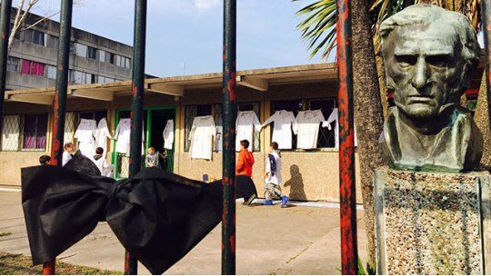 escuela tunicas colgadas