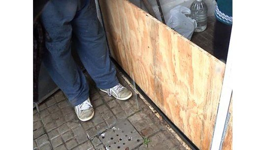 Ponen compuertas en viviendas para frenar entrada de agua