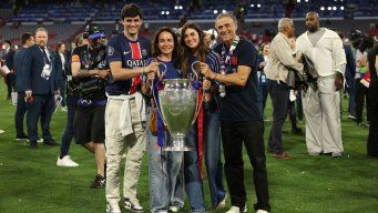 El español entrenador del PSG Luis Enrique y su familia festejan la Champions. Foto: AFP.