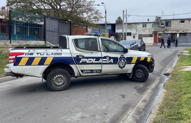 Foto: Paola Botti, Subrayado. La Policía trabaja frente a la escuela, donde ocurrió la balacera.