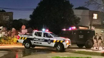 Foto: Miguel Chagas, Subrayado. Policía en Marconi, tras balacera.