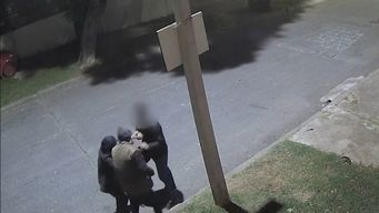 rapinaron a un joven y a los pocos minutos fueron detenidos; todo quedo registrado