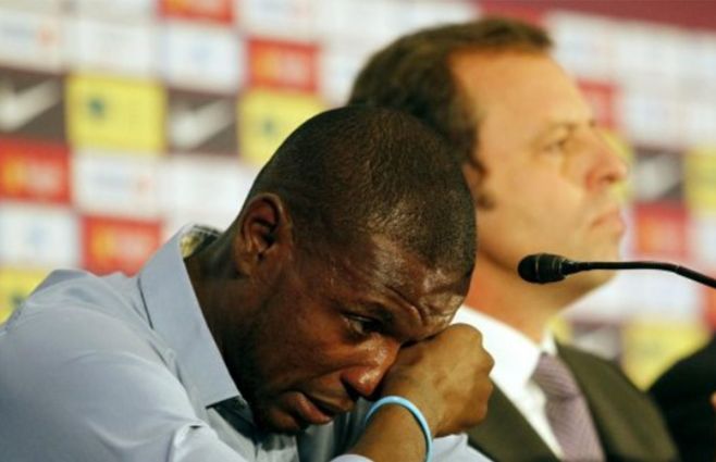 Eric Abidal llora al dejar contra su voluntad Barcelona como jugador en 2013. Ahora volvió como ejecutivo.&nbsp;
