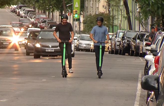 monopatines-transito-calle-archivo