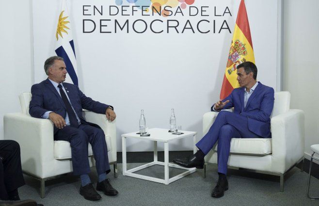 Yamandú Orsi mantuvo una reunión bilateral con el presidente del gobierno Pedro Sánchez. Foto: Presidencia de Uruguay.