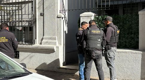 Foto: Mª. Eugenia Scognamiglio, Subrayado. Policías del Dpto. de Homicidios en investigación del crimen. Foto: Mª. Eugenia Scognamiglio, Subrayado. Policías del Dpto. de Homicidios en investigación del crimen.
