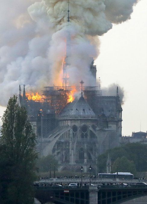 Urgente: se incendia la catedral de Notre Dame en París; cayó la  emblemática aguja