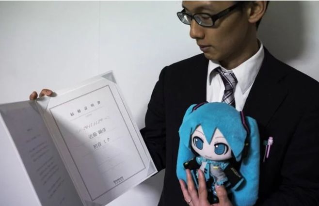 con el certificado de matrimonio expedido por la empresa creadora de Miku