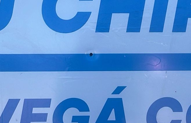 Perforación que dejó la bala perdida en el ómnibus. Foto: Guillermo Lorenzo. 