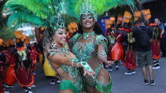 Foto: FocoUy. Desfile de Llamadas del viernes por Isla de Flores.