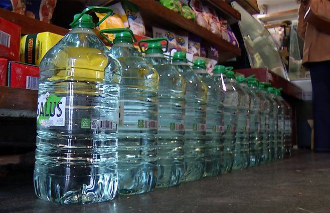 La empresa Salus donó 100 mil litros de agua al gobierno.