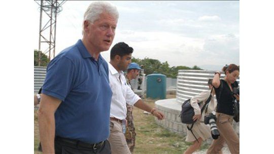 Bill Clinton visitó base uruguaya en Haití y elogió al país