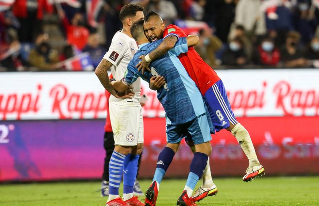 Bravo y Arturo Vidal celebran la victoria&nbsp;