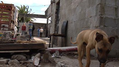 decenas de familias viven en una fabrica vacia con peligro de derrumbe