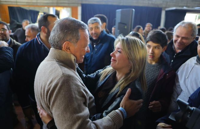 Álvaro Delgado recibe el saludo emocionado de Valeria Ripoll, su candidata a vice en las elecciones de 2024. Foto: FocoUy