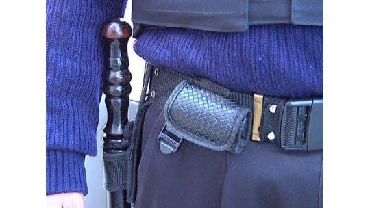 Policías procesados por violencia privada al agredir una familia