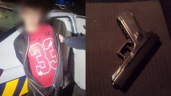 Fotos cedidas a Subrayado. Adolescente detenido y réplica de pistola incautada en Malvín Norte.