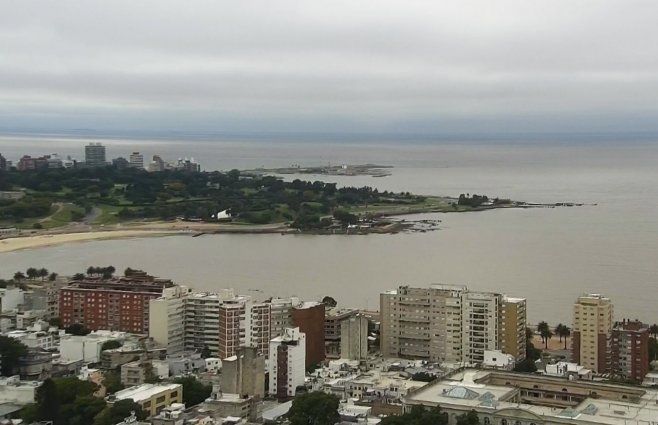 Foto: canal 10. Vista aérea de Montevideo, pasada la hora 8:00 de este jueves.