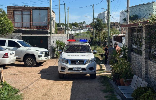 Foto: Subrayado. Policía trabaja en la escena del homicidio en Malvín Norte.