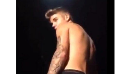 Justin Bieber se fue del escenario después de un botellazo
