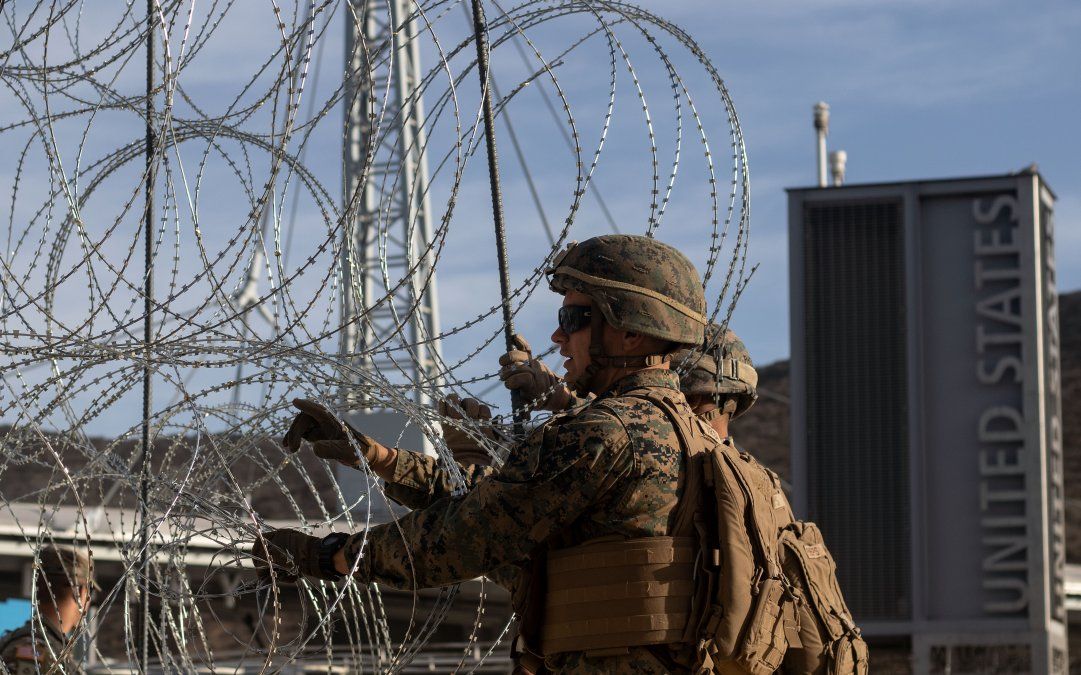 Ante la inminente llegada de la caravana, Estados Unidos cerró parcialmente con barricadas y alambre de púas las garitas fronterizas de San Ysidro y Otay Mesa, que conducen a California.