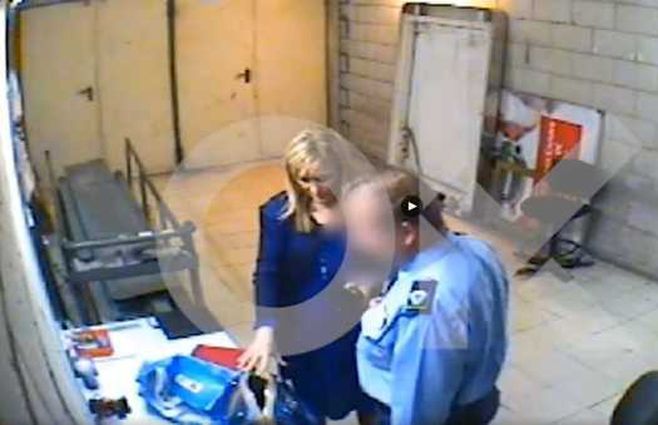 Captura del video del bochorno momento. Vacían la cartera de la diputada del Partido Popular