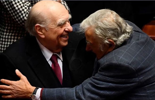 Sanguinetti-Mujica-abrazo-AFP.jpg