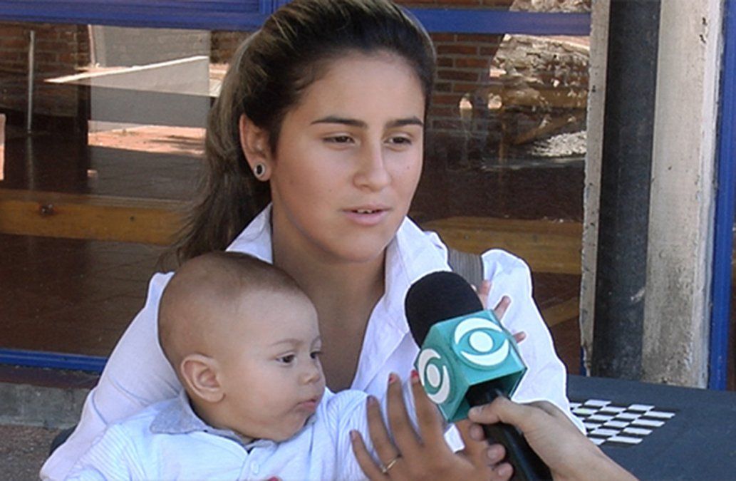La historia de Sahiana, la joven que asiste a clases con su hijo de 6 meses