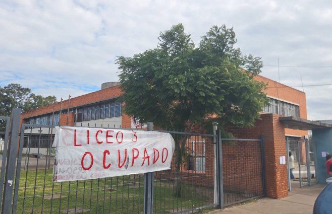 Foto: Eduardo Castro, Subrayado. Liceo 3 de Las Piedras ocupado.