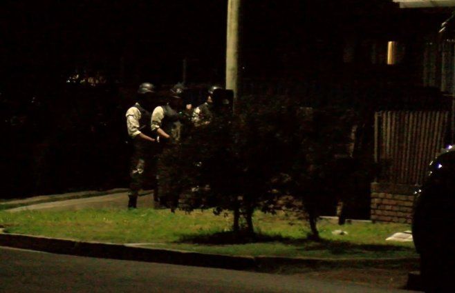 Foto: Subrayado. Guardia Republicana hacía custodia en el frente de la casa donde estaba el policía.