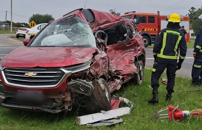 Foto: Policía Caminera. Camioneta en la que viajaba el hombre de 68 años y que fue chocado el lunes en ruta 11 y 32.