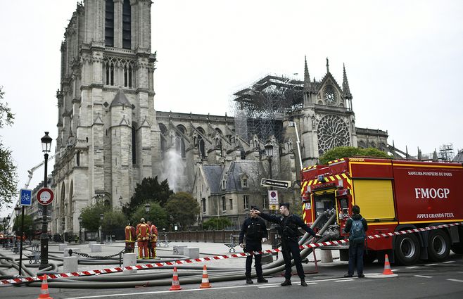Notre-Dame-bomberos-parte-lateral-AFP.jpg