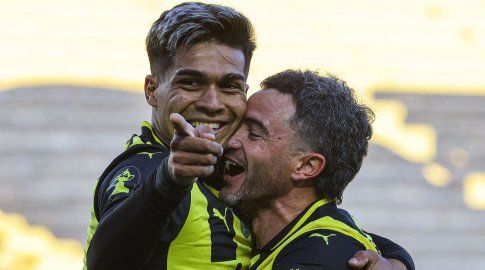 Foto: FocoUy. Matías Arezo (Peñarol) festeja el tercer gol, de su autoría.