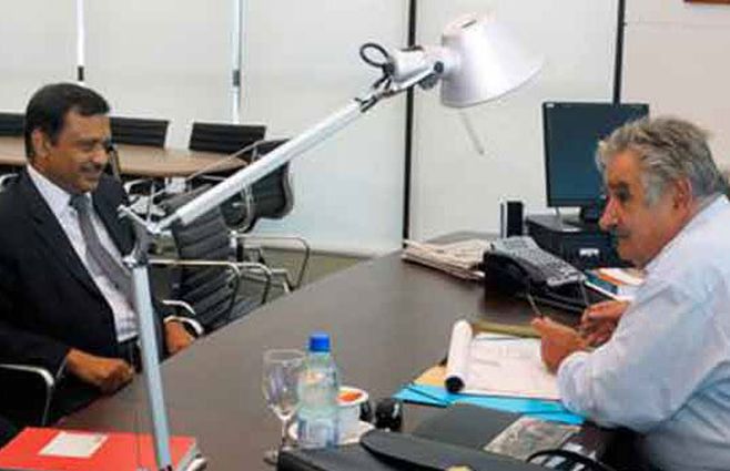 Mujica con Pramod Agarwal, propietario de la empresa multinacional Zamin Ferrous