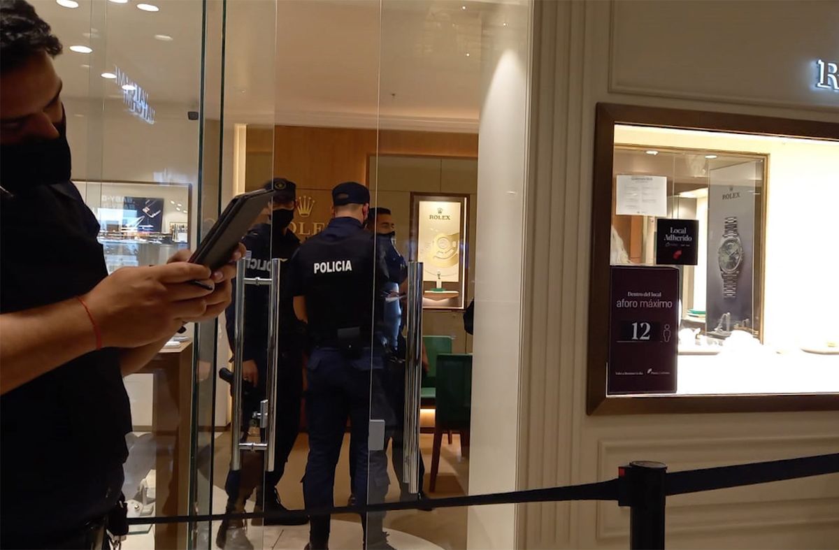 La Policía trabaja para identificar al ladrón enmascarado que asaltó joyería en un shopping